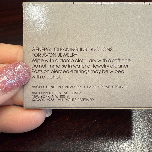 Avon vintage “Dramatic Style” Black and Goldtone clip  Earrings NIB 1988 - Picture 2 of 5